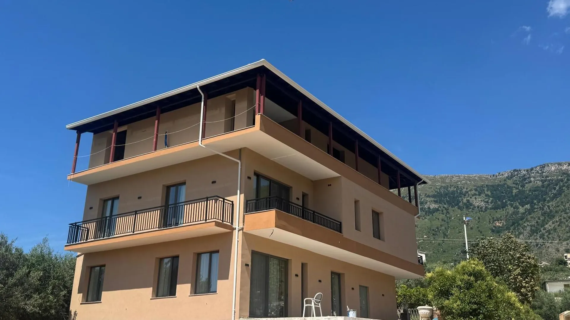 Riverside Villa Trajas