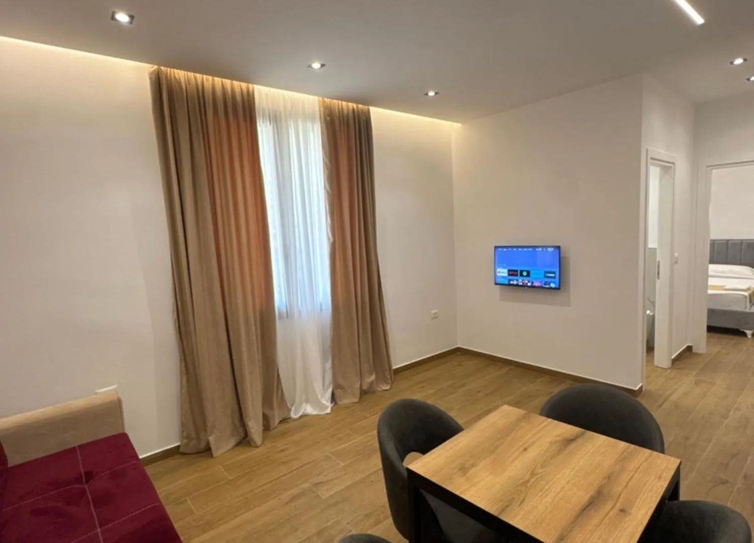 Riverside Villa Trajas 公寓
