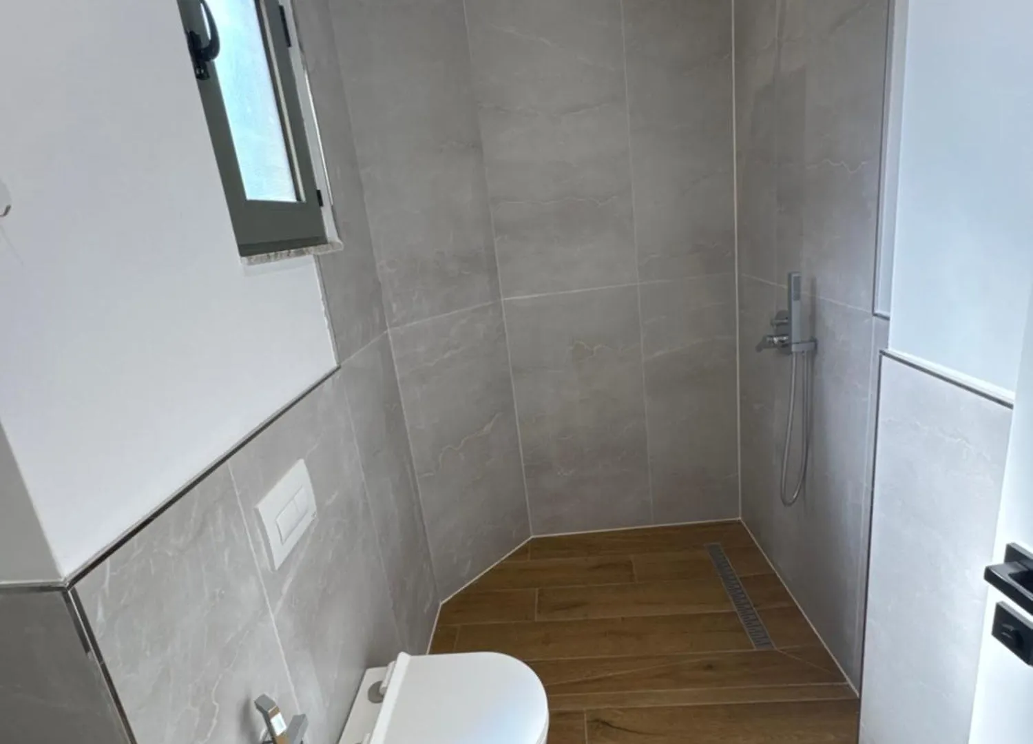 Riverside Villa Trajas 公寓