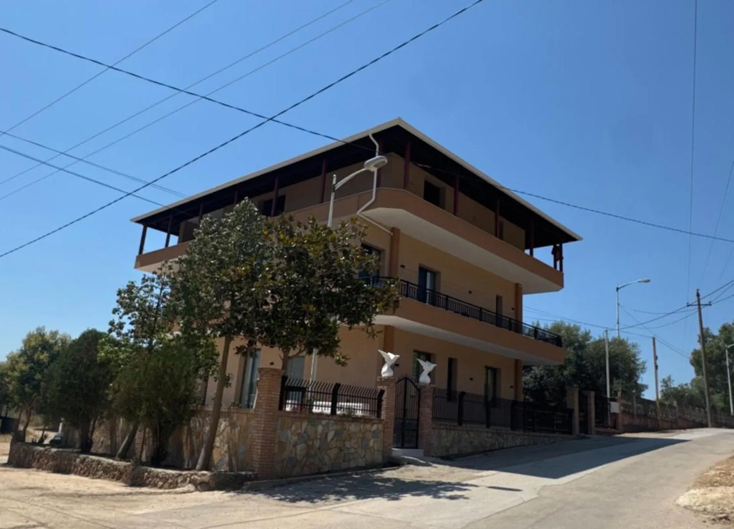 Riverside Villa Trajas